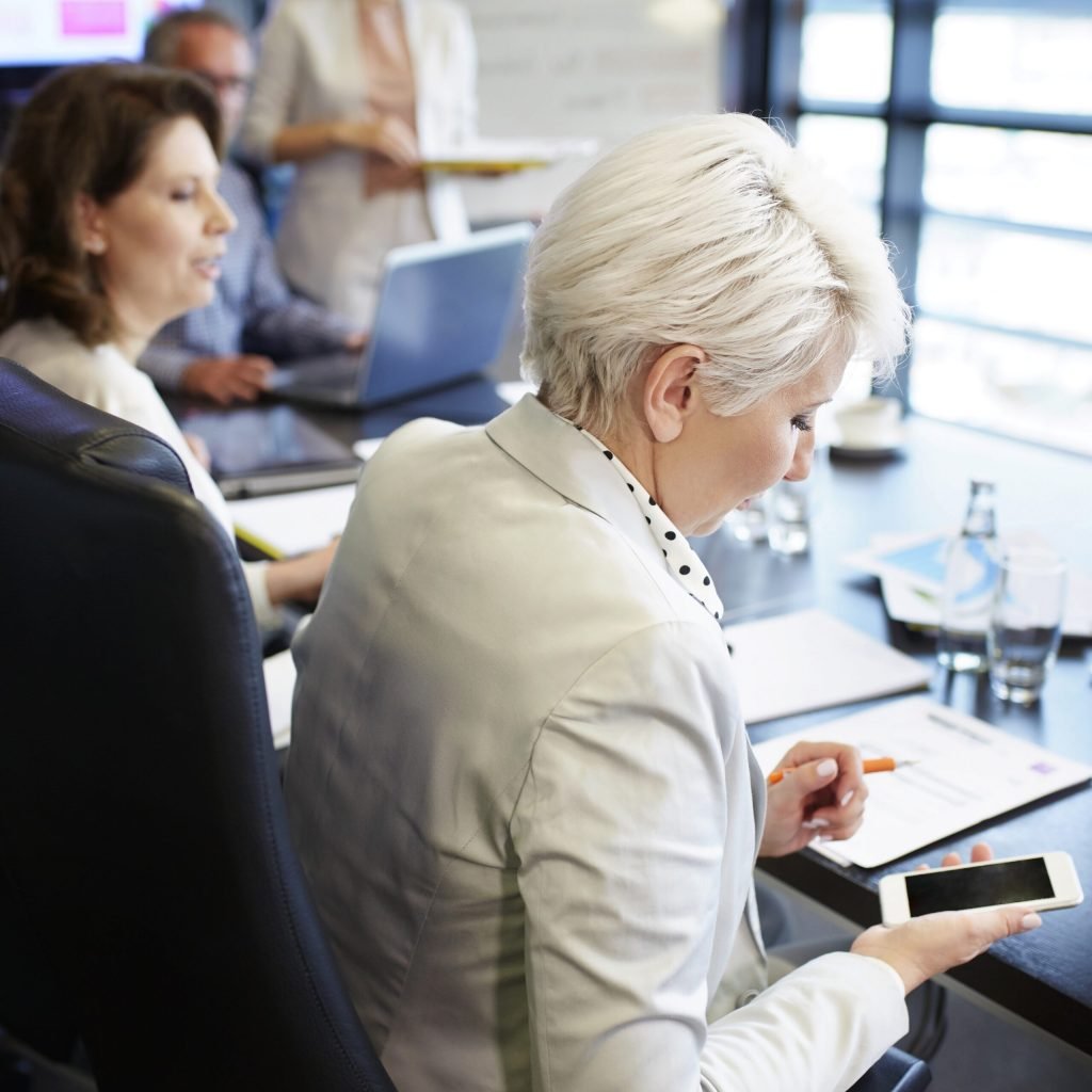 business-woman-communicating-by-the-smartphone-2024-12-04-15-49-34-utc